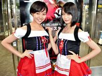 　別府競輪で開催中の九州ビアフェスティバルでビアガールを努める山田舞さん（左）、瑞木ティナさん