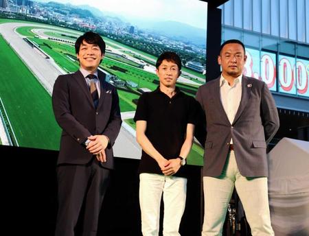　トークショーを行った（左から）麒麟・川島、武豊、松中信彦氏＝ＪＲ博多駅前広場
