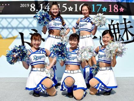 名古屋競輪でパフォーマンス中のチアドラゴンズ（後列左から）ＨＩＭＡＲＩ、ＳＨＩＭＡ（前列左から）ＭＩＫＩ、ＡＹＡＭＩ、ＨＡＺＵＫＩ