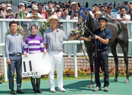 新潟２ＲでＪＲＡ72勝目を挙げた藤田菜七子（左から２人目）