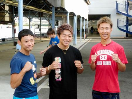 湯川浩司（左）、木下翔太（右）とファイティングポーズをとる武尊