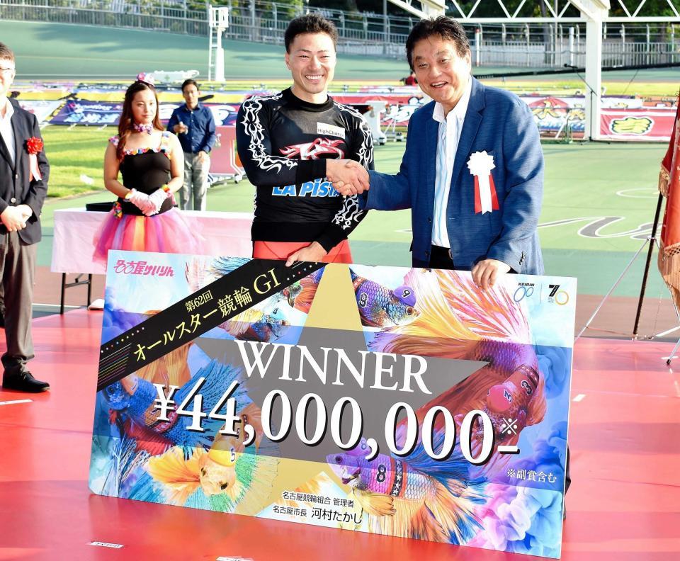 　オールスター競輪で優勝して、河村たかし名古屋市長（右）に祝福される新田祐大