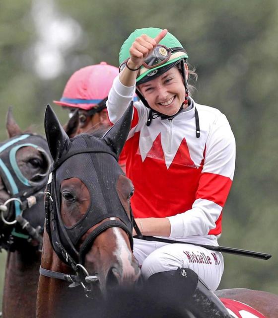 【写真】笑顔がキュート！フランスの美人ジョッキー・ミシェル　ＪＲＡ初勝利！