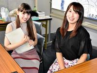 Ｇ１開催中の前橋競輪に開設されたケイリン女子部ブース。タレントの滝澤いしす（左）、田中彩貴