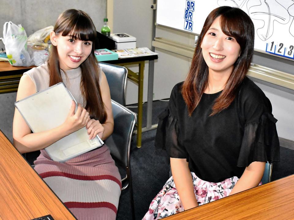 Ｇ１開催中の前橋競輪に開設されたケイリン女子部ブース。タレントの滝澤いしす（左）、田中彩貴