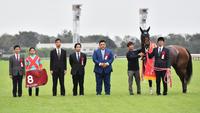 １１Ｒ・府中牝馬ステークスを制したスカーレットカラーと岩田康誠騎手（左から２人目）＝東京競馬場