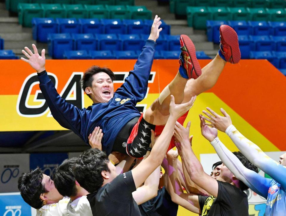 　第２８回寛仁親王牌で優勝し、胴上げされる村上博幸