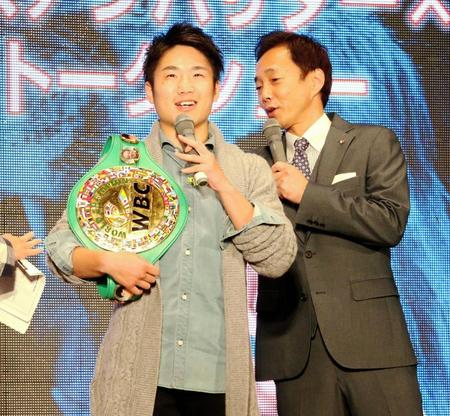 植木通彦氏（右）からベルトを褒められる拳四朗