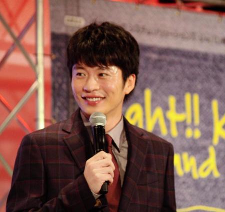 ファンの熱気に包まれ汗だくでトークショーを行う田中圭