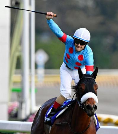 　アーモンドアイで天皇賞を制しガッツポーズをみせるＣ・ルメール