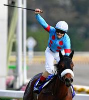 　アーモンドアイで天皇賞を制しガッツポーズをみせるＣ・ルメール