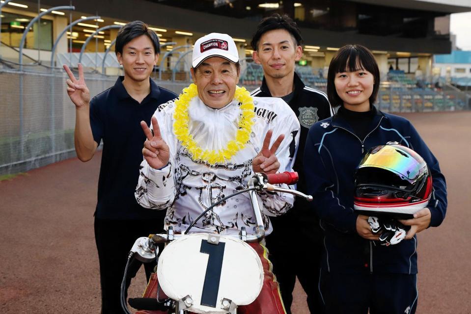 　最年長優勝記録を更新した長谷川啓（左から２人目）