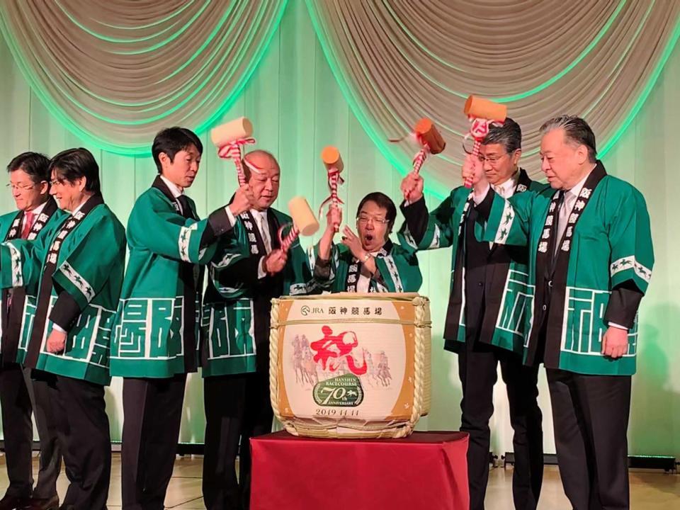 　ＪＲＡ後藤正幸理事長（右端）らと鏡開きをする武豊・日本騎手クラブ会長（左から３人目）