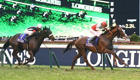 　カレンブーケドール（左）をかわして先頭に立ったスワーヴリチャード（撮影・園田高夫）