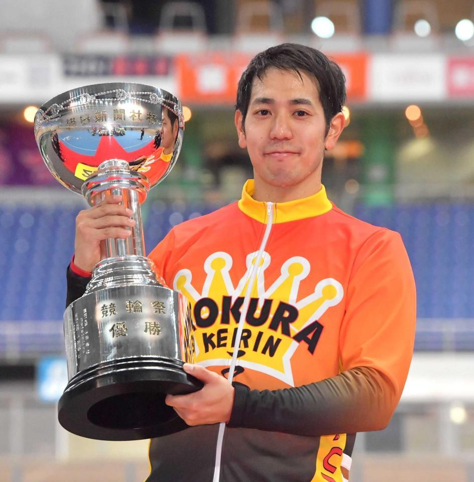 　競輪祭を制してトロフィーを手にする松浦悠士