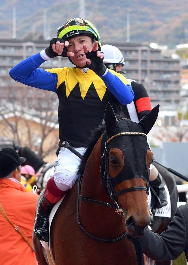 ５Ｒ、ストーンリッジに騎乗しメイクデビュー阪神で勝利したランフランコ・デットーリ＝阪神競馬場（撮影・佐藤厚）