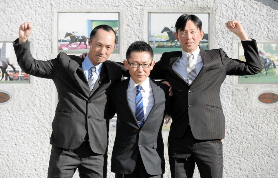 　合格を喜ぶ（左から）鈴木慎太郎、伊坂重信、辻哲英
