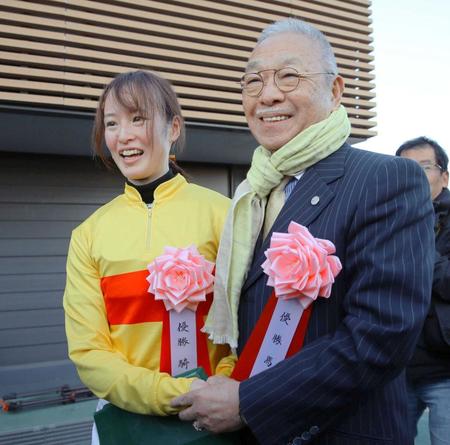 　笑顔で小林祥晃オーナーと握手する藤田菜七子（左）