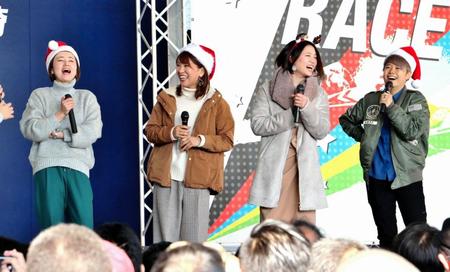 トークショーで盛り上がる（左から）藤堂里香、小野生奈、安井瑞紀、来田衣織