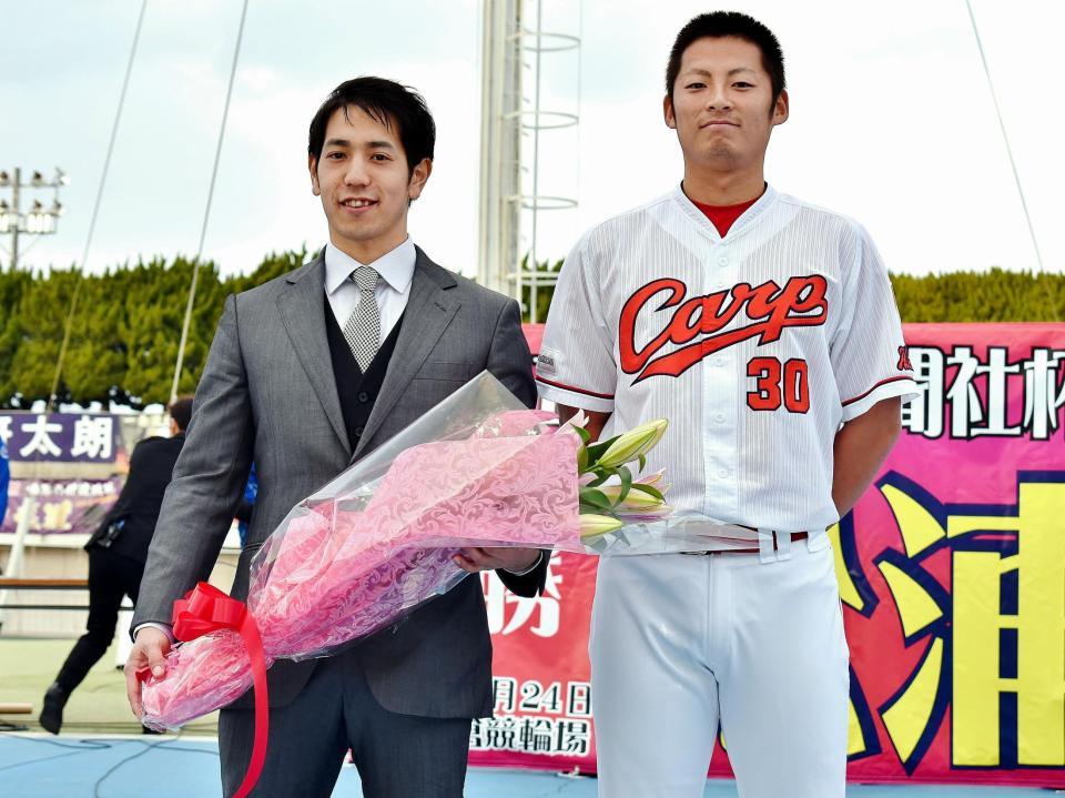 Ｇ１優勝報告会とＧＰ出場壮行会で一岡竜司投手（右）から花束を贈呈された松浦悠士