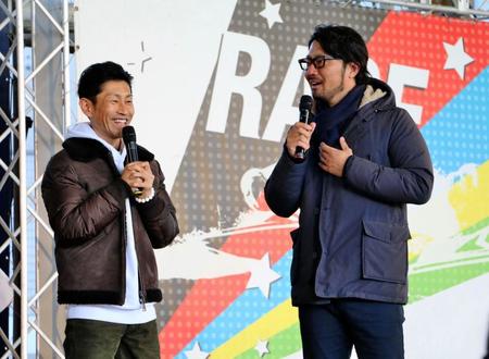 吉川元浩（左）とトークショーを行った狩野恵輔氏