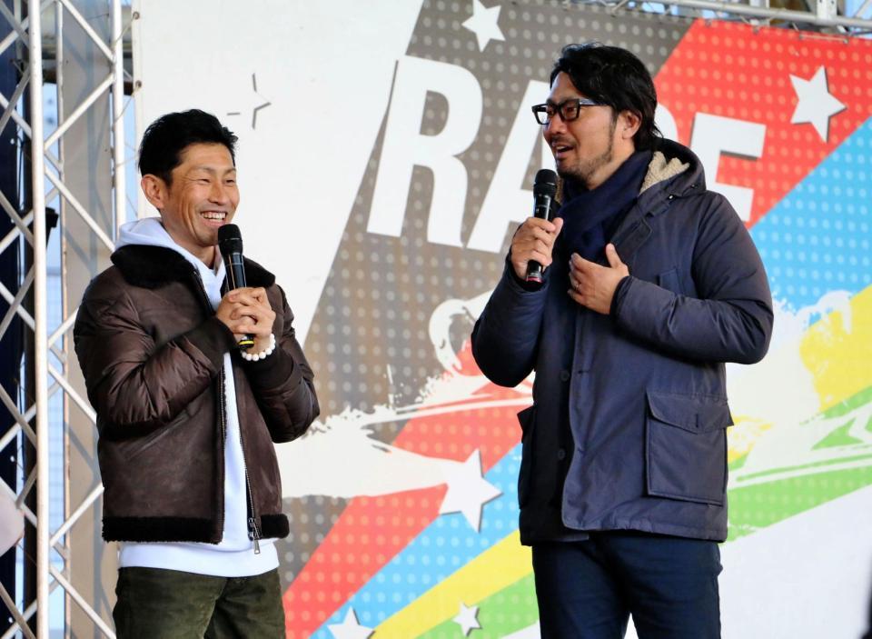 吉川元浩（左）とトークショーを行った狩野恵輔氏