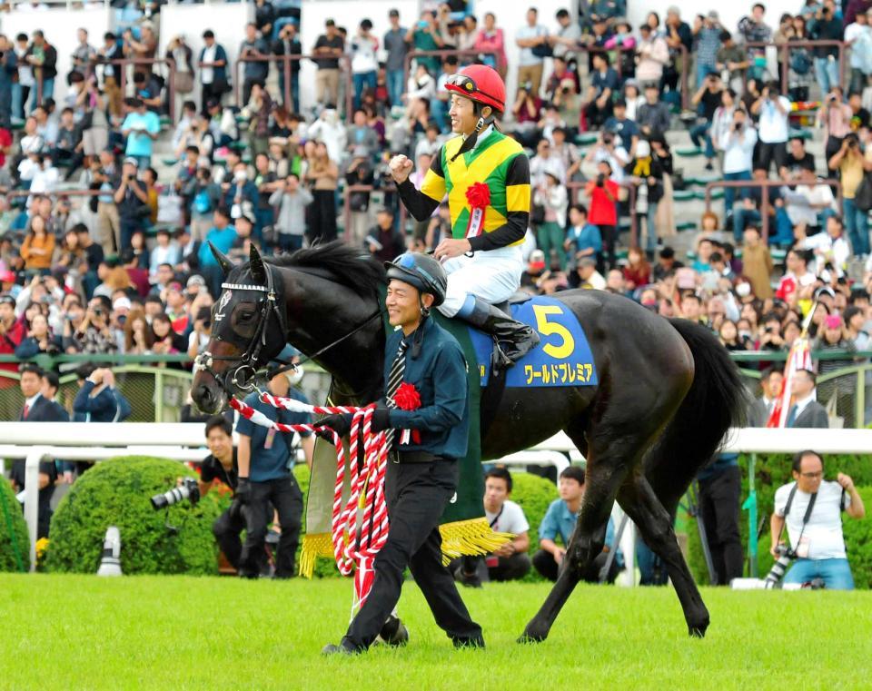 　菊花賞を制しガッツポーズを見せる武豊とワールドプレミア＝１０月２０日・京都競馬場