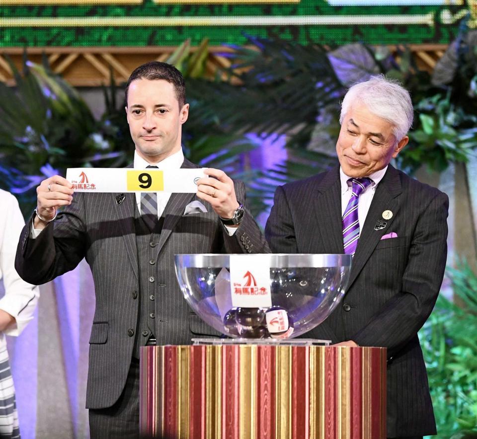 　９番を引き当てたルメール（左）と国枝師（撮影・園田高夫）