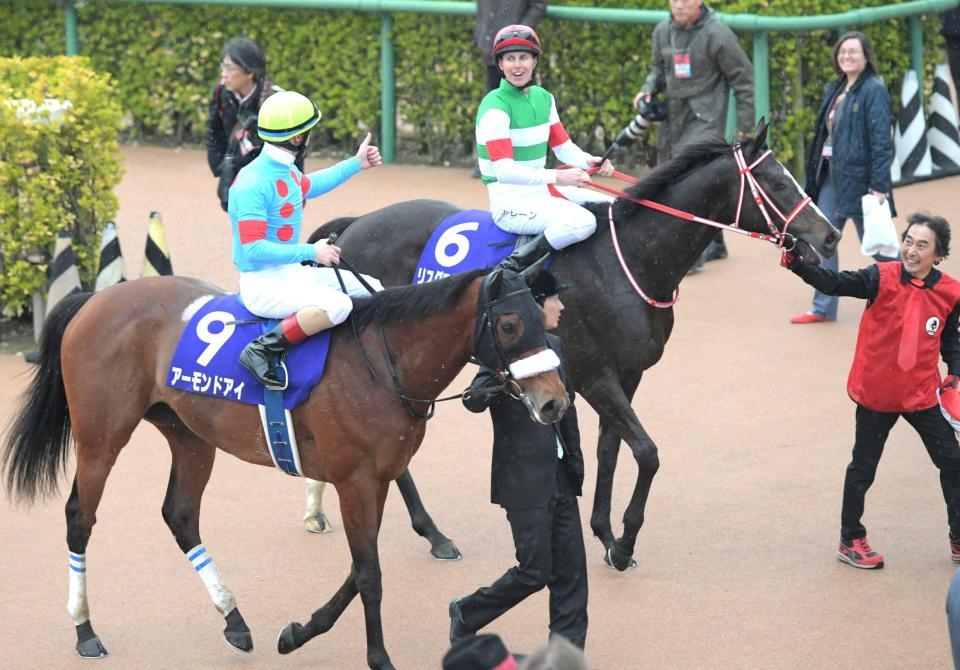 　アーモンドアイのルメールから祝福を受けるレーン（奥）＝撮影・三好信也