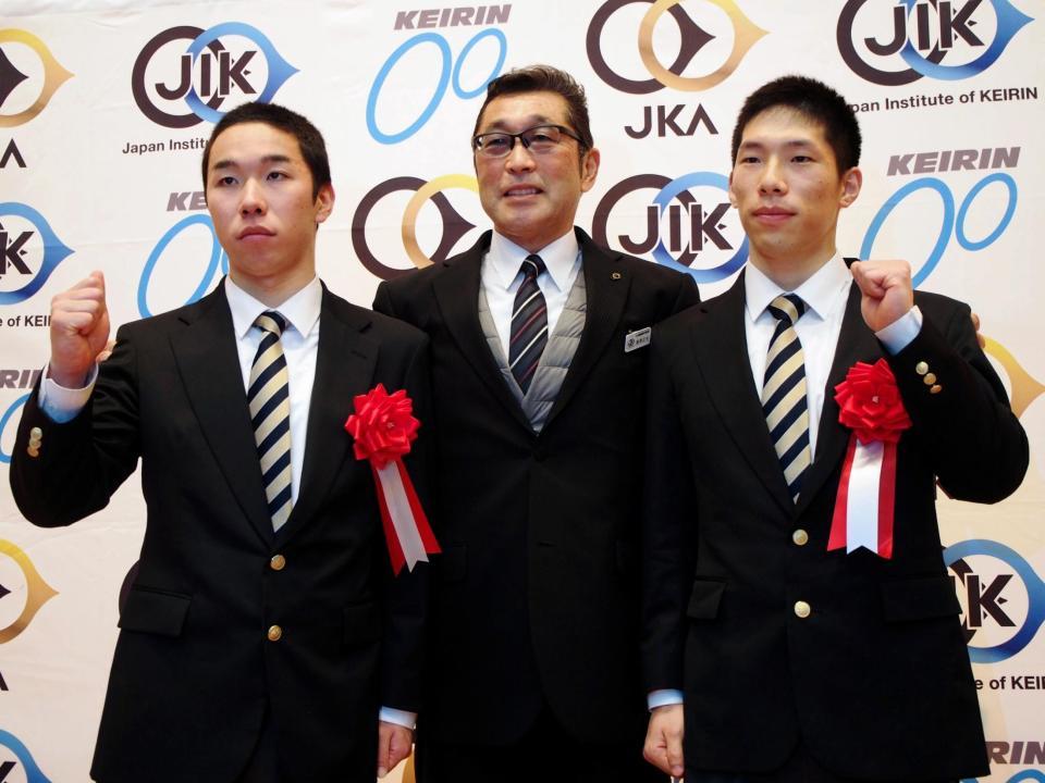 日本競輪選手養成所を早期卒業する菊池岳仁（左）と寺崎浩平（右）と滝澤正光所長（中央）