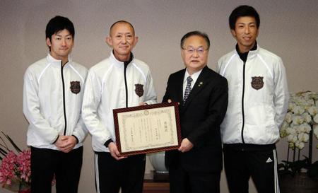 　奥ノ木信夫・川口市長（右から２人目）から感謝状を手渡された（左から）古木賢、若井友和、青木治親