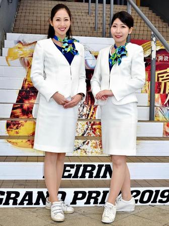 立川競輪のグランプリシリーズでアテンドを務める朝倉あやさん（左）、豊岡希さん