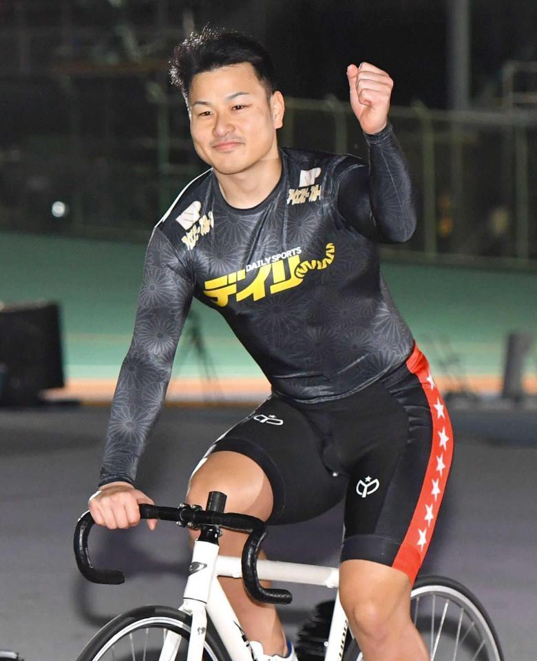 　デイリーロゴを胸にウイニングランをする松本貴治