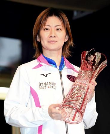 　平田さやかはシリーズ戦で優勝しトロフィーを手にする