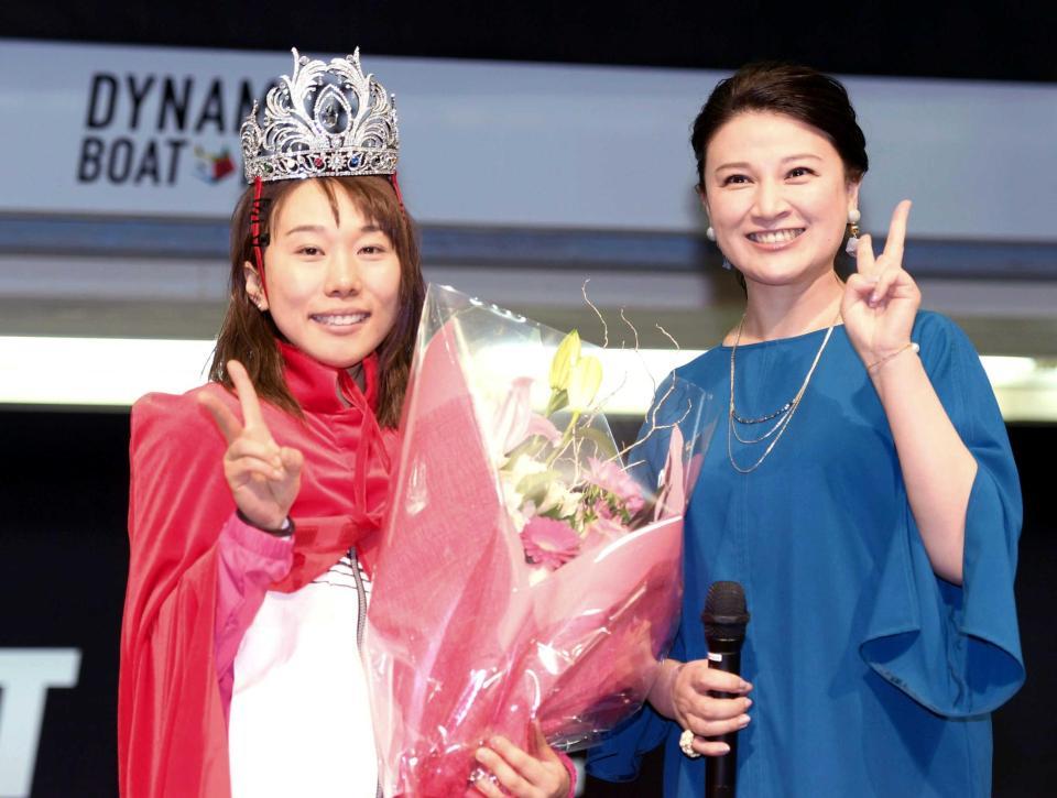 　島崎和歌子（右）から祝福され笑顔を見せる今井美亜