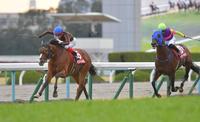 鋭く抜け出すモズベッロ（左）＝京都競馬場（撮影・石湯恒介）