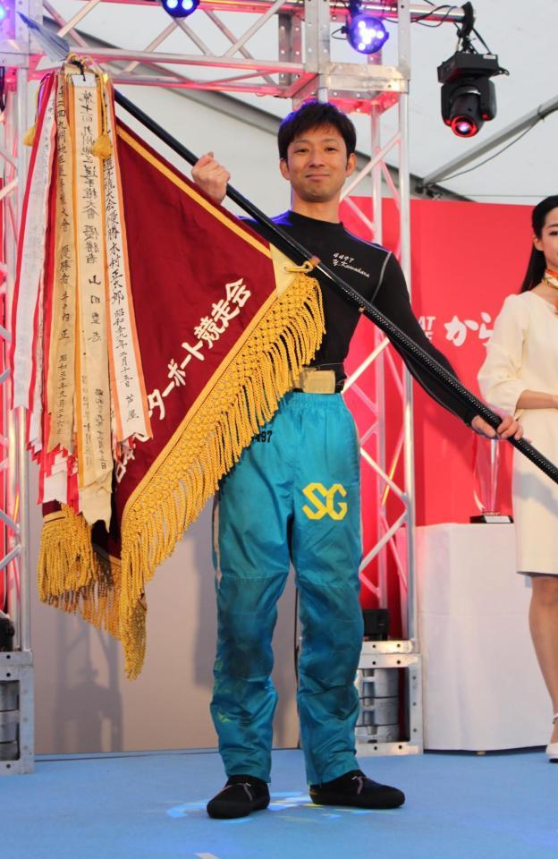 九州地区選Ｖ２を達成して優勝旗を掲げる桑原悠