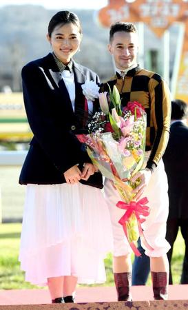 　表彰式プレゼンターの川口春奈（左）がルメールを祝福