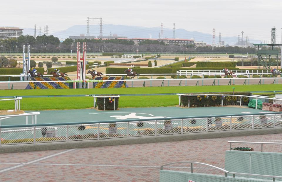 　無観客で行われる阪神競馬