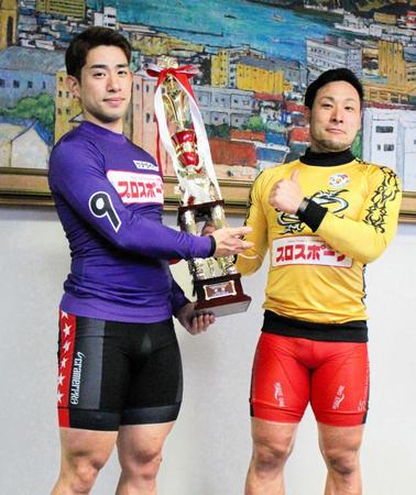 　１着同着で優勝となった新山響平（左）と郡司浩平