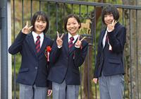 　笑顔でピースサインをつくる（左から）大江原比呂さん、小林美駒さん、河原田菜々さん