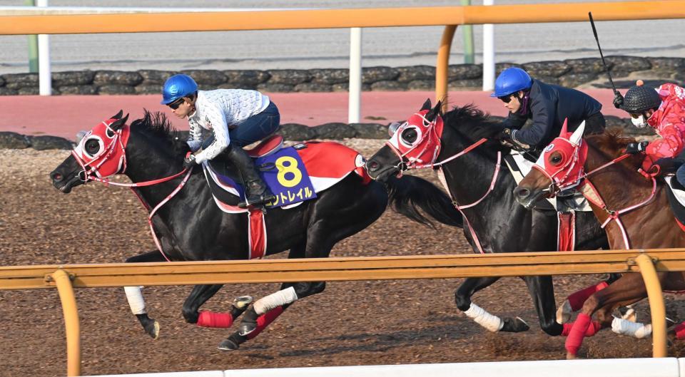 　福永を背に追い切ったコントレイル（左）