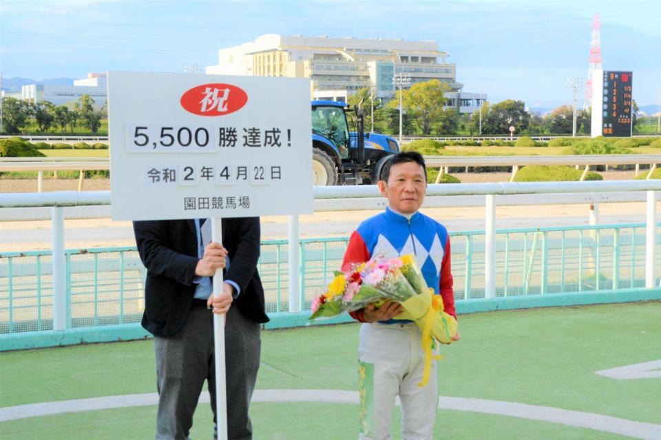 　地方競馬通算５５００勝を達成した川原正一騎手