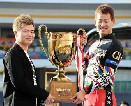 昨年行われた日本選手権競輪の表彰式でプレゼンターを務めた名須川天心（左）と脇本雄太