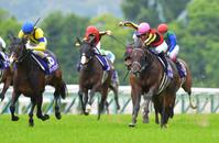 　鼻差でスティッフェリオ（左）をとらえるフィエールマン（右）＝撮影・石湯恒介