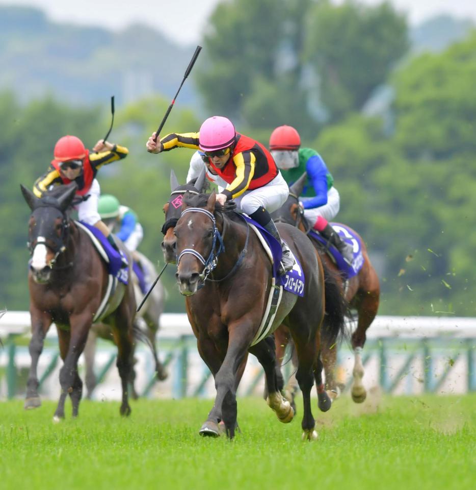 　外からぐんぐん伸びるフィエールマン
