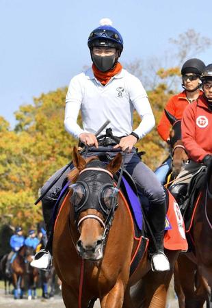 　ウイングレイテストに騎乗する横山武