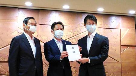 　目録を贈呈した入山欣郎副企業長、松本太郎企業長、湯崎英彦広島県知事（左から）