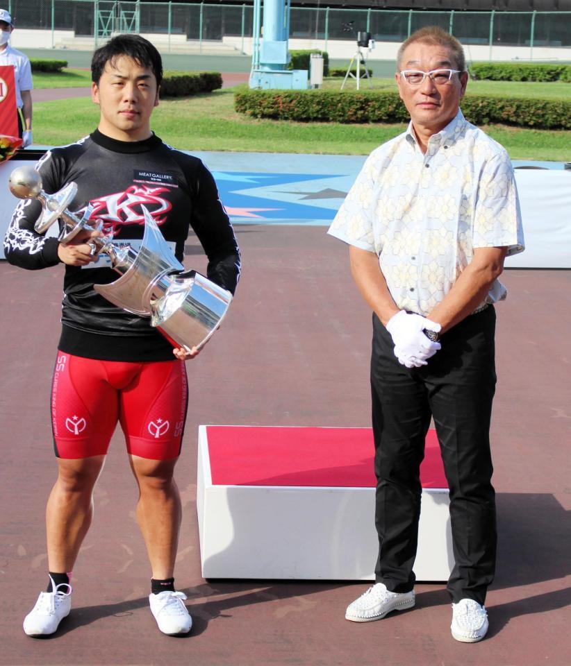 中野浩一氏（右）から優勝カップを贈呈された清水裕友