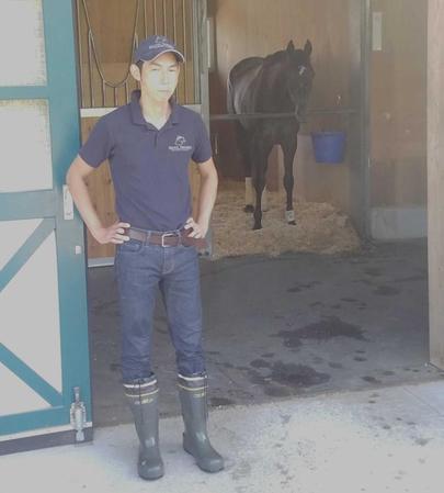 　自厩舎の馬房でのんびりするクロノジェネシスと和田助手